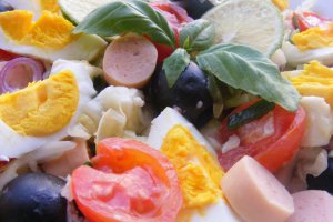Salată de legume cu crenvuști, ouă și telemea
