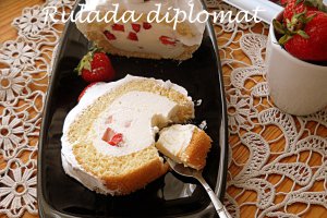Rulada diplomat cu capsuni