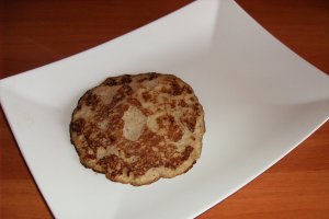 Clătite din banane cu ciocolată, miere, alune de pădure şi nuci