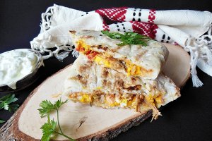 Sandwich-uri (sau placinte) cu friptura, oua fierte si cascaval