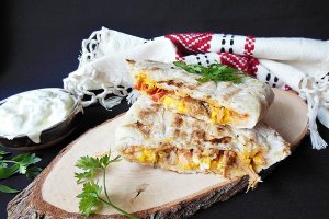 Sandwich-uri (sau placinte) cu friptura, oua fierte si cascaval
