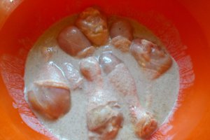 Pulpe de pui marinate in iaurt la ceaun