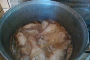 Pulpe de pui marinate in iaurt la ceaun