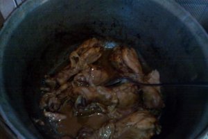 Pulpe de pui marinate in iaurt la ceaun