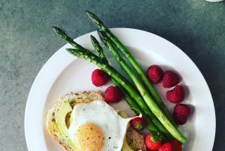 Humus reteta, toast cu ou si avocado