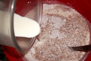 Briose de ciocolata cu umplutura de Almette si ciocolata alba