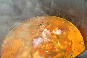 Ciorba de fasole cu rasol si costita afumata