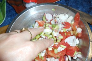 Piept de porc cu usturoi verde si rosii, la tuci