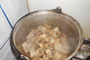 Piept de porc cu usturoi verde si rosii, la tuci
