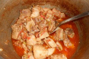 Piept de porc cu usturoi verde si rosii, la tuci