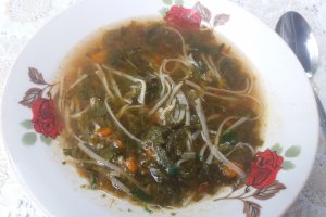 Ciorba de loboda si salata cu taitei de casa