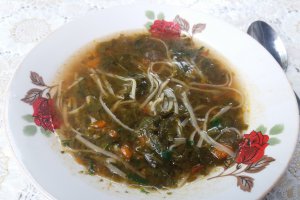 Ciorba de loboda si salata cu taitei de casa