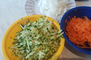 Pilaf de orez cu carne de porc si zucchini
