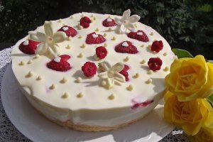 Tort cu crema de lapte condensat si capsuni