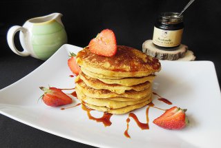Pancakes cu branza, stafide si sirop de struguri si mar fara zahar