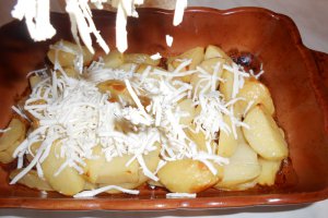 Cartofi noi cu branza, la cuptor