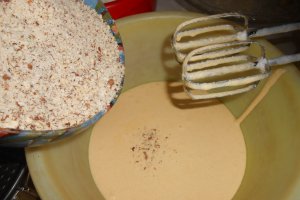 Tort cu nuci, migdale si crema cu ness ( Reteta cu nr.900 )