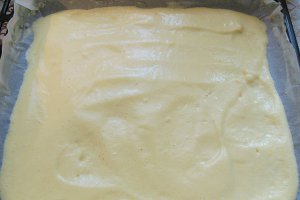 Prajitura cu crema de vanilie, mousse de visine si crema de mascarpone cu ciocolata alba