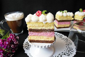 Prajitura cu crema de vanilie, mousse de visine si crema de mascarpone cu ciocolata alba