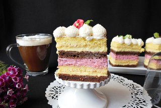 Prajitura cu crema de vanilie, mousse de visine si crema de mascarpone cu ciocolata alba