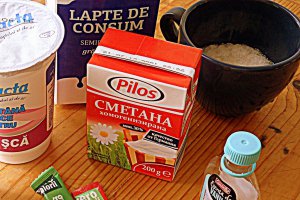 Panna cotta cu sos de capsuni