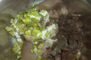 Pulpe de pui marinate in iaurt cu legume si ciuperci la cuptor