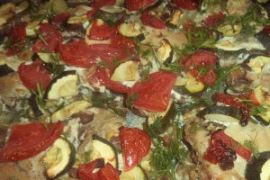 Pulpe de pui marinate in iaurt cu legume si ciuperci la cuptor