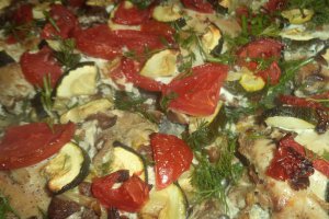 Pulpe de pui marinate in iaurt cu legume si ciuperci la cuptor
