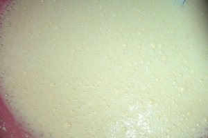 Clatite cu dulceata de zmeura si sos de ciocolata alba