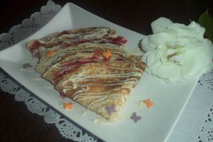 Clatite cu dulceata de zmeura si sos de ciocolata alba