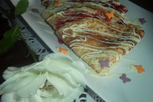 Clatite cu dulceata de zmeura si sos de ciocolata alba