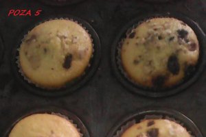 Muffins cu ciocolata ,stafide si nuci