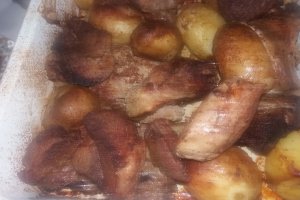 Friptura de porc cu cartofi noi la cuptor