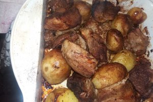 Friptura de porc cu cartofi noi la cuptor