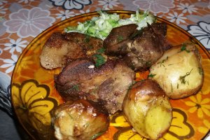 Friptura de porc cu cartofi noi la cuptor