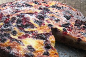 Tarta cu branza si fructe de padure