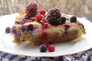 Tarta cu branza si fructe de padure