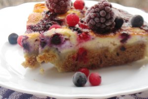 Tarta cu branza si fructe de padure