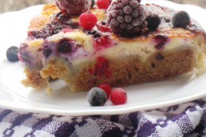 Tarta cu branza si fructe de padure