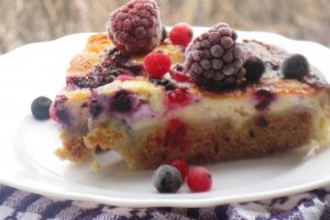 Tarta cu branza si fructe de padure
