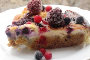 Tarta cu branza si fructe de padure