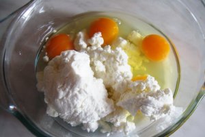 Tarta cu branza si fructe de padure