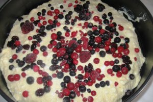 Tarta cu branza si fructe de padure