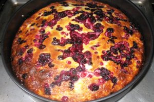 Tarta cu branza si fructe de padure