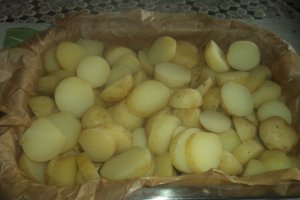 Cartofi noi la cuptor cu branza de burduf si cascaval