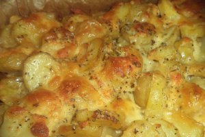 Cartofi noi la cuptor cu branza de burduf si cascaval
