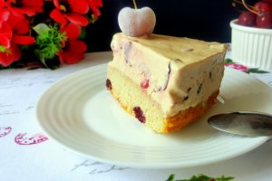 Tort cu inghetata de vanilie, cirese si visine