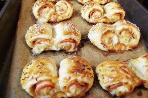 Aperitiv melcisori perechi din foietaj cu bacon si cascaval