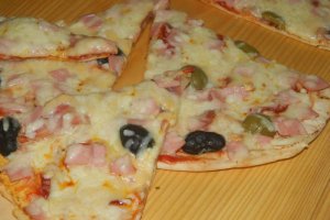 Pizza pe blat de lipie