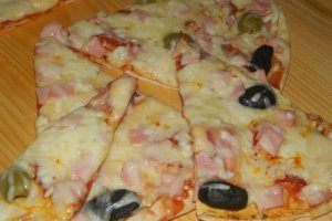 Pizza pe blat de lipie